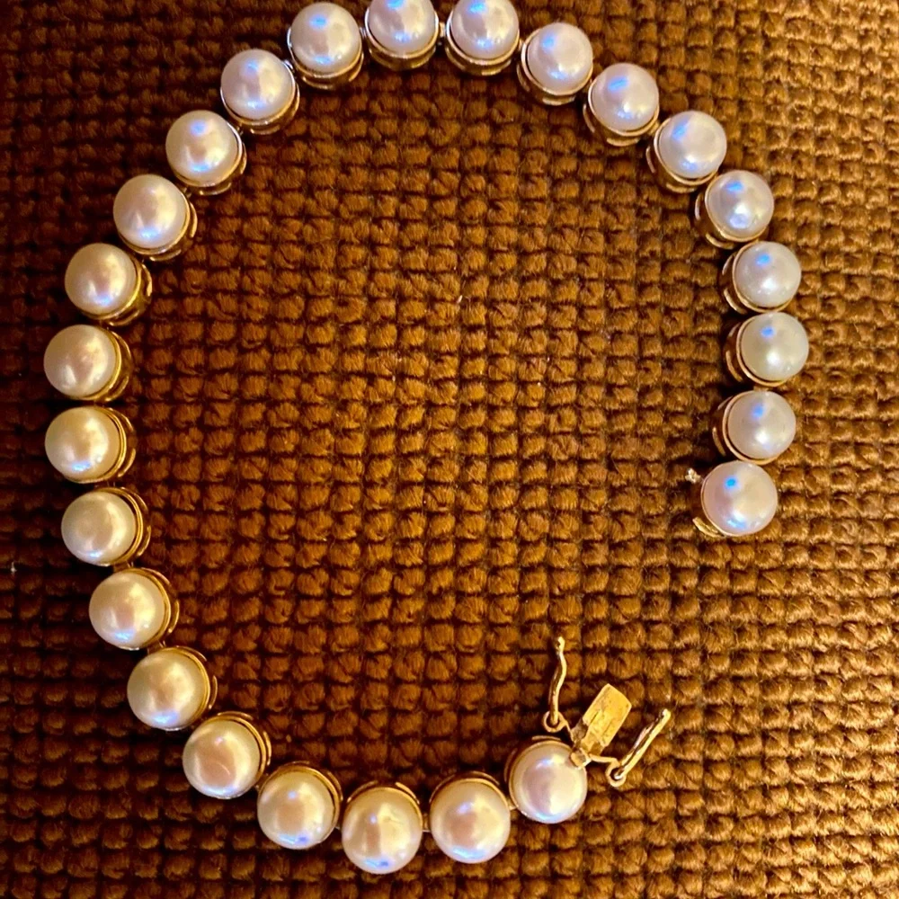 Classic Custom Gold and Pearl Bracelet - Picture 3 of 9